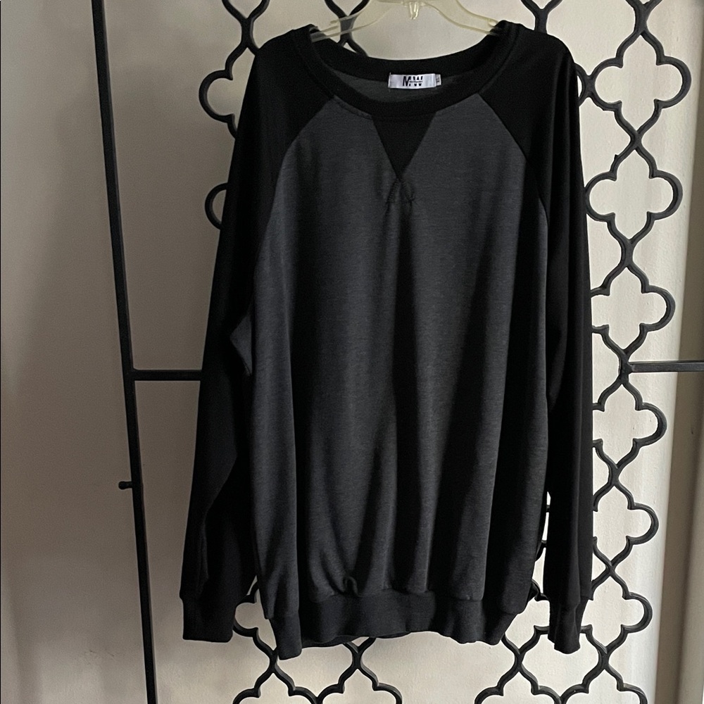 Men's Gray and Black Color Block Middleweight Long Sleeve Crewneck Pullover